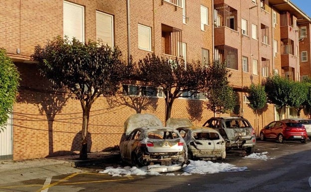 Tres coches ardieron anoche en el centro de Los Corrales