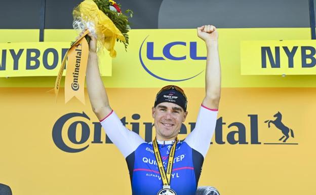 Jakobsen sale primero del gran puente del Tour