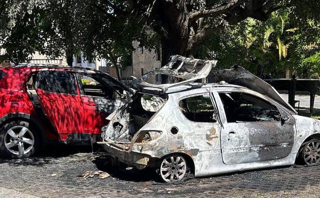 Queman tres coches en Los Corrales, dos en Soto Iruz y contenedores en Vargas