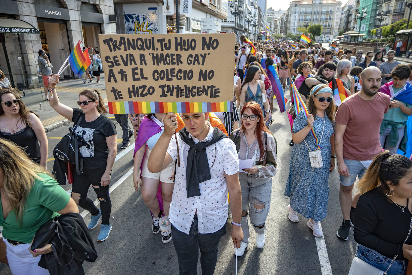 La manifestación del Orgullo tiñe de color las calles de Santander