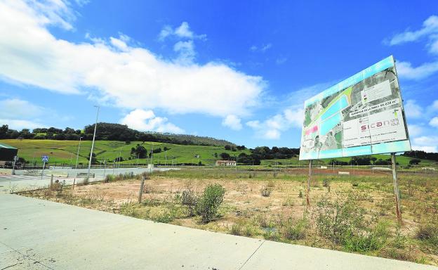 El polígono de Val de San Vicente cumple su primer año sin entrar en funcionamiento