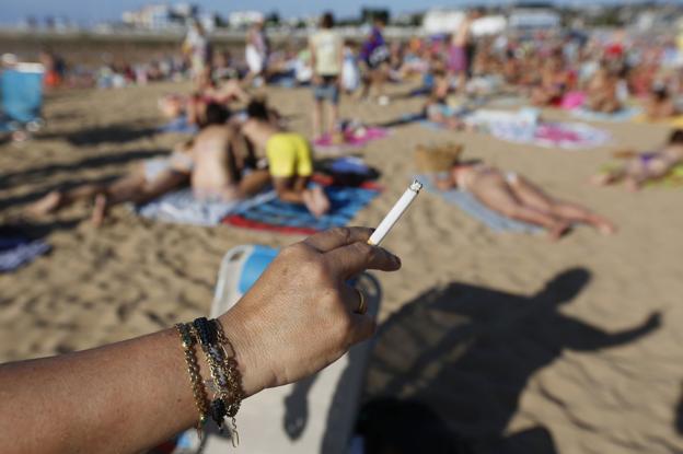 Las colillas inundan las playas de Santander pese a que está prohibido fumar desde hace dos años