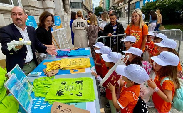 Santander te cambia 10 bolsas de plástico por una de tela