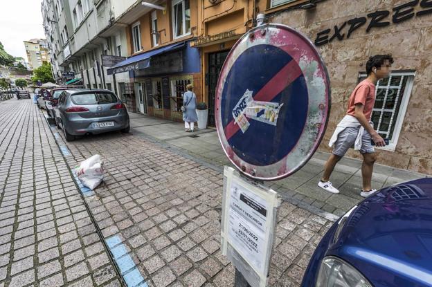 Los vecinos de Santander se quejan de que las obras ocupan plazas de la OLA y hacen «imposible» aparcar