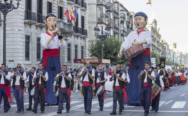 Cantabria recupera el pasacalles regional para celebrar el Día de las Instituciones en Santander