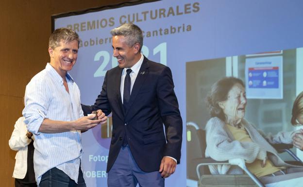 Roberto Ruiz recoge el Premio de Fotoperiodismo por 'Reencuentro'