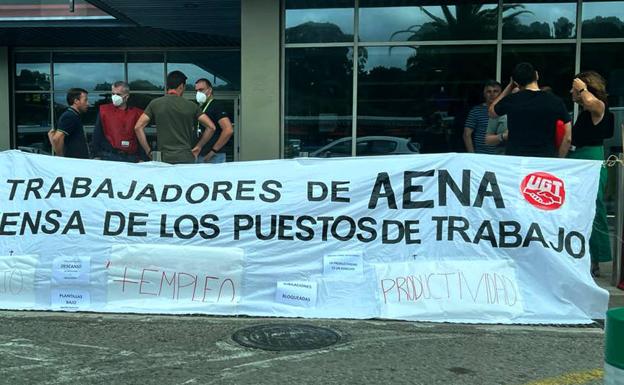Personal de AENA se concentra en el aeropuerto para exigir la productividad retirada durante la pandemia