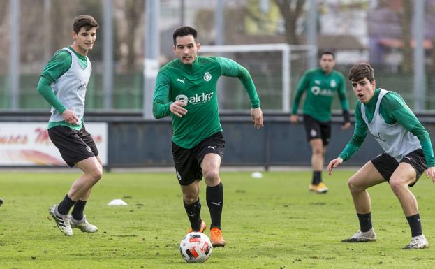El Racing ficha a Dani Fernández y rescinde a Isma López