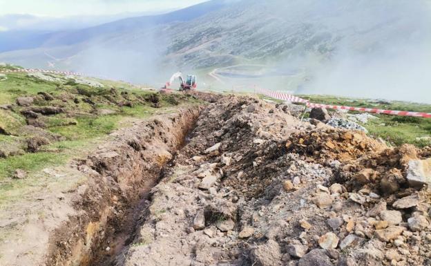 Abren una zanja autorizada en terreno protegido de Alto Campoo para llevar agua a la cafetería de El Chivo