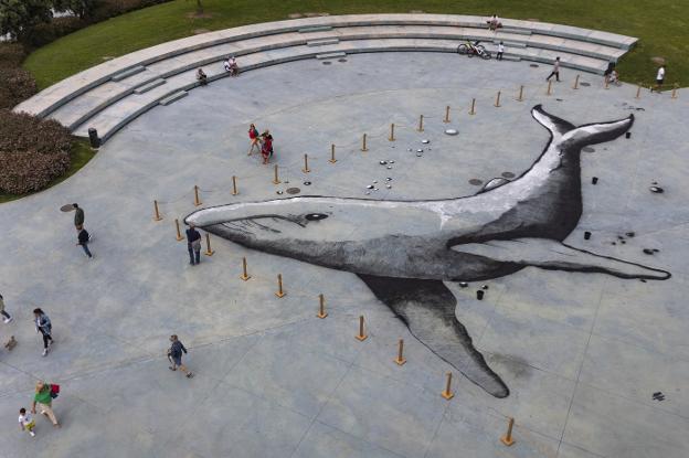 Una ballena de tiza y carbón navega junto al Centro Botín