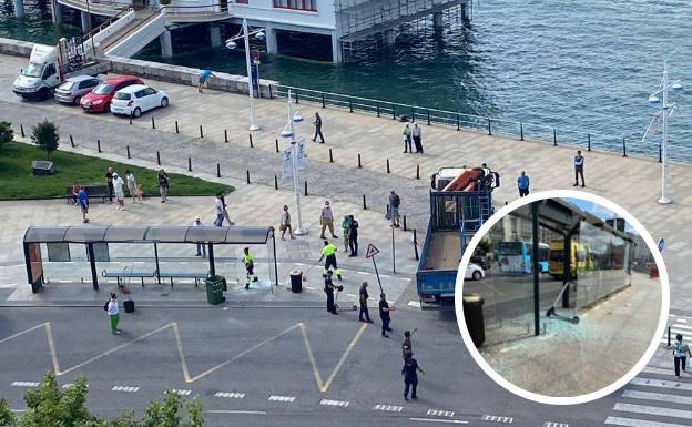 Una mujer en patinete se estrella contra la marquesina de Puertochico y rompe el cristal con la cabeza