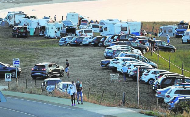 Oyambre continuará un verano más sin dar solución al problema de las autocaravanas