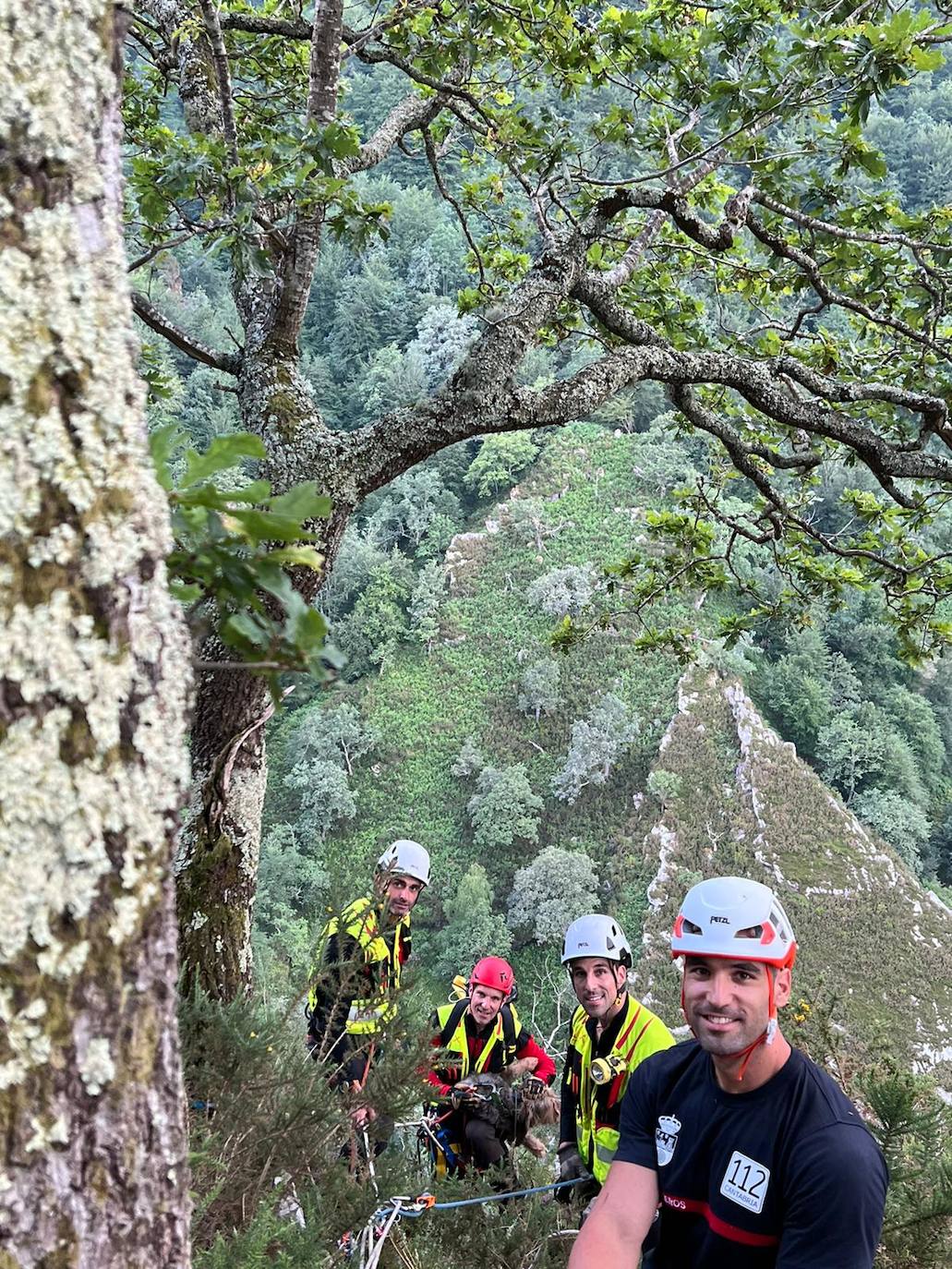 Bomberos del 112 salvan a un perro que llevaba días subido a una piedra en un precipicio de Tudanca