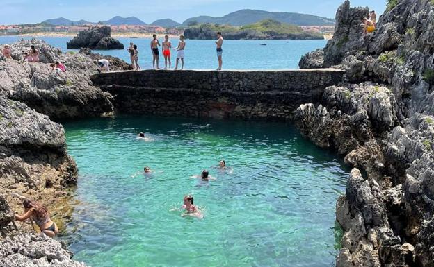 Arnuero solicitará a Costas el refuerzo del muro de la piscina natural del Sable