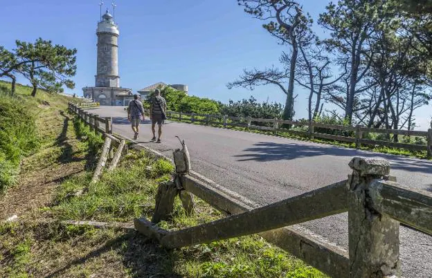 Las vallas estropean la foto de postal del Faro de Cabo Mayor
