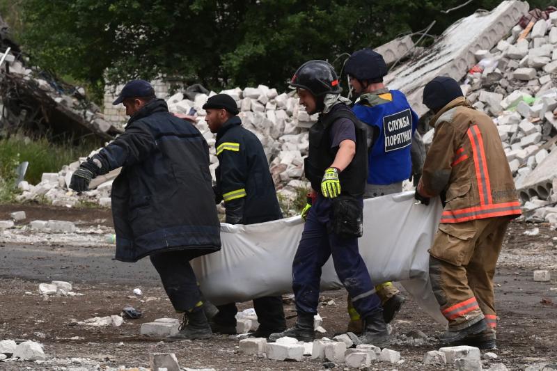 Nueva masacre sobre civiles en Ucrania, con quince muertos y 24 desaparecidos en un bombardeo