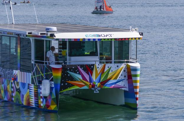 Paseo por la bahía en un silencioso y colorido barco movido por el sol