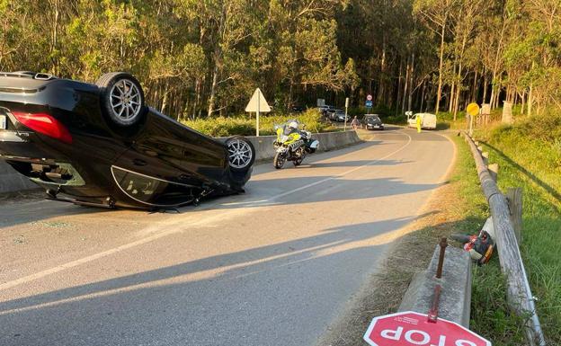 Vuelca un coche en el acceso a la playa de Merón