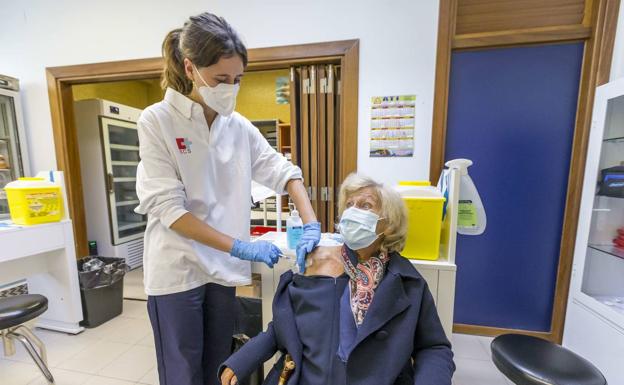 Cerca de 4.500 cántabros se han puesto la tercera dosis en los últimos dos meses