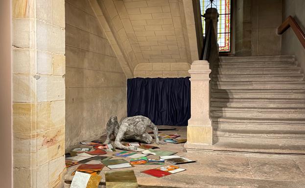 Los diálogos de escultura y caligrafía de Cobo se exhiben en la Casona de Reinosa