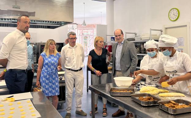 Quince jóvenes sin empleo continúan su formación en pastelería y cocina en Barreda