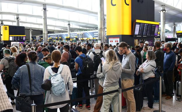 El caos en Heathrow obliga a fijar un límite de 100.000 viajeros al día