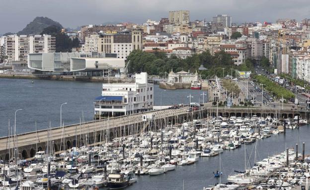 Un grupo de seis jóvenes tira a la Bahía una cabina sanitaria portátil en Puertochico