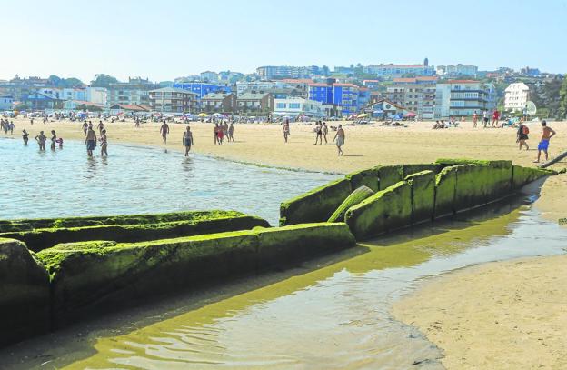 Costas insta a Suances a retirar los restos de dos viejos colectores en La Concha