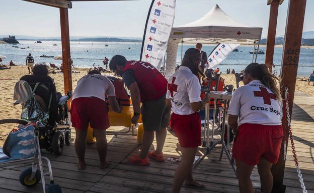 La playa de Los Peligros vuelve a contar con un área especial de baño asistido