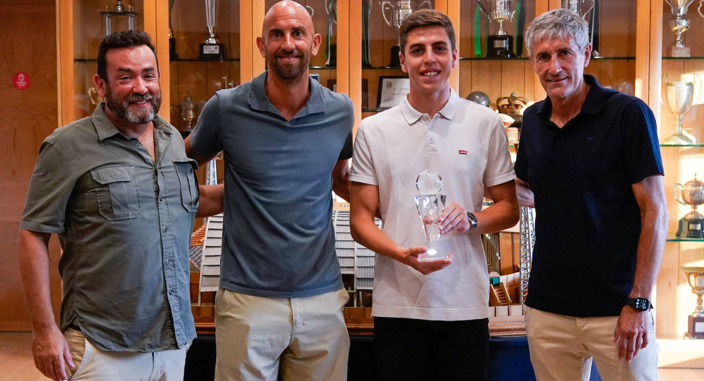 Íñigo recibe el premio de la Peña Cossío al valor canterano