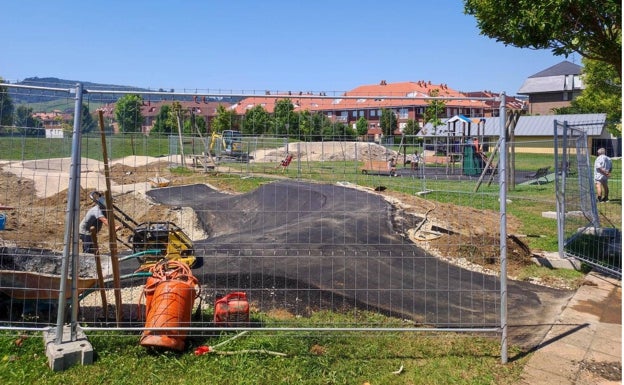 Bareyo construye una pista de 'pump track' en el parque Adolfo Suárez de Ajo