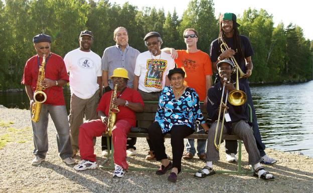 La banda The Skatalites, creadora del ska, actúa en el anfiteatro del Centro Botín