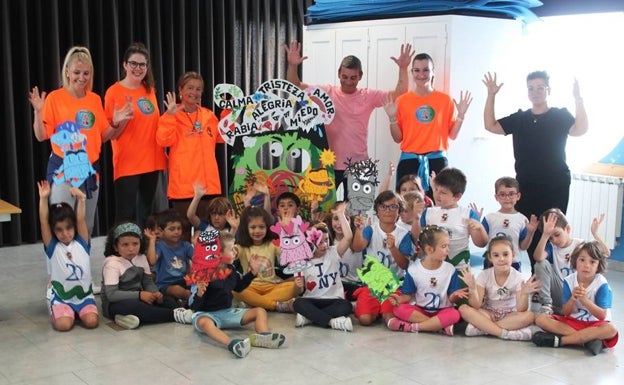 Los niños del campamento de verano de Argoños aprenden la lengua de signos