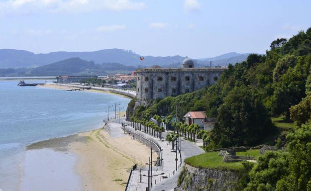 Dos funcionarios de prisiones de El Dueso retienen a un ladrón que intentaba robar a un bañista en la playa de San Martín