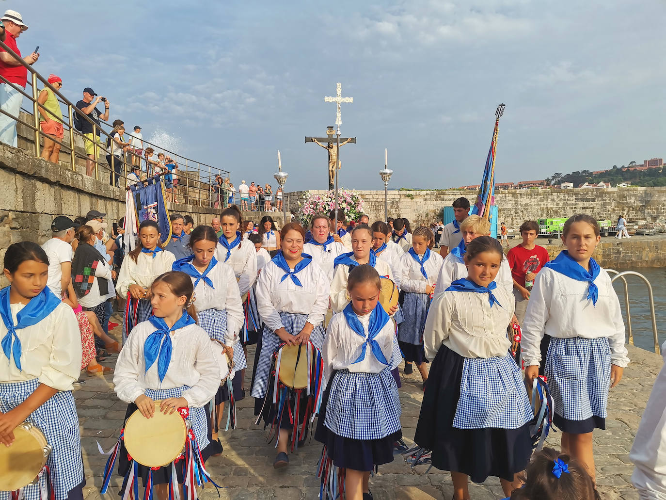 El Cristo del Amparo vuelve a unir al pueblo de Comillas en torno al mar