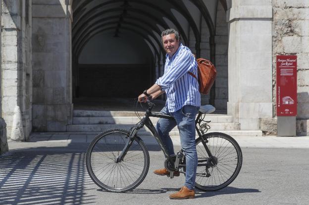 «Revilla vendió su alma a Pedro Sánchez y lo va a pagar caro. Cuando caiga Sánchez, caerá Revilla»