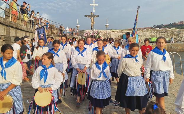 El Cristo del Amparo vuelve a unir al pueblo de Comillas en torno al mar