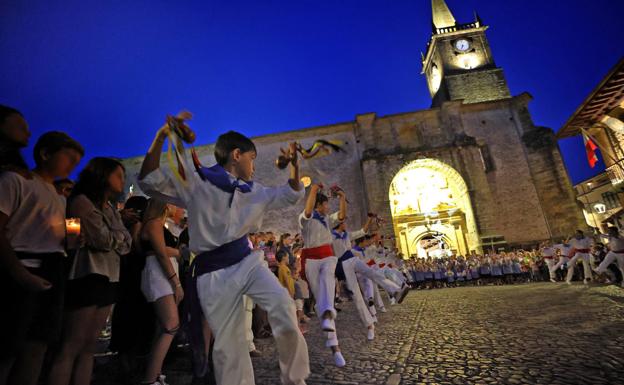 Panderetas y picayos, de procesión nocturna en Comillas