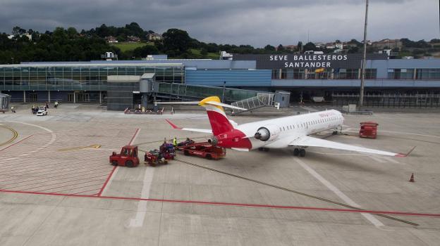 Iberia planea recuperar el vuelo de primera hora a Madrid, a falta del visto bueno de Aena