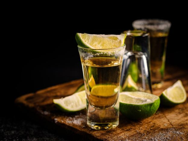 Tequila. Si es bueno, mejor solo y en pequeños tragos