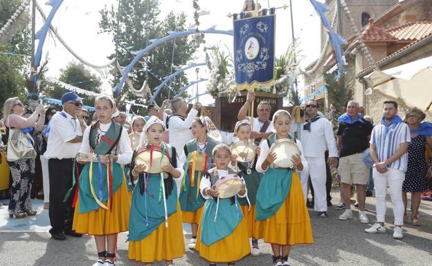 Suances vive con emoción la salida de su patrona al mar