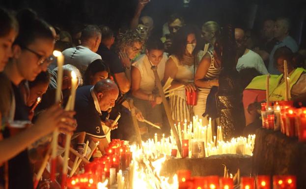 Velas en la noche y un intenso calor en la mañana marcan la devoción en Revilla de Camargo