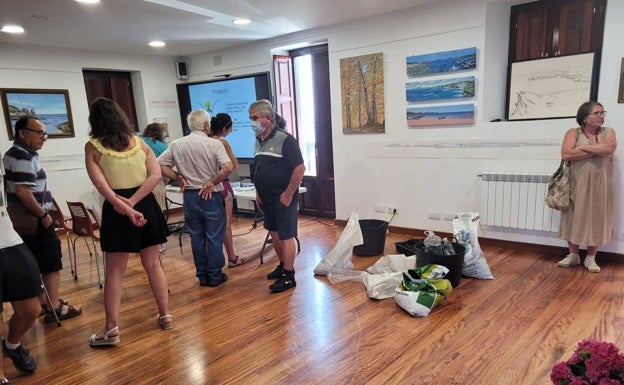 Una veintena de vecinos participó en un taller de semillas