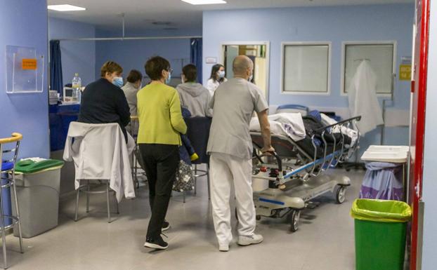 Sanidad no logra reducir los pacientes en lista de espera, pero sí la demora media