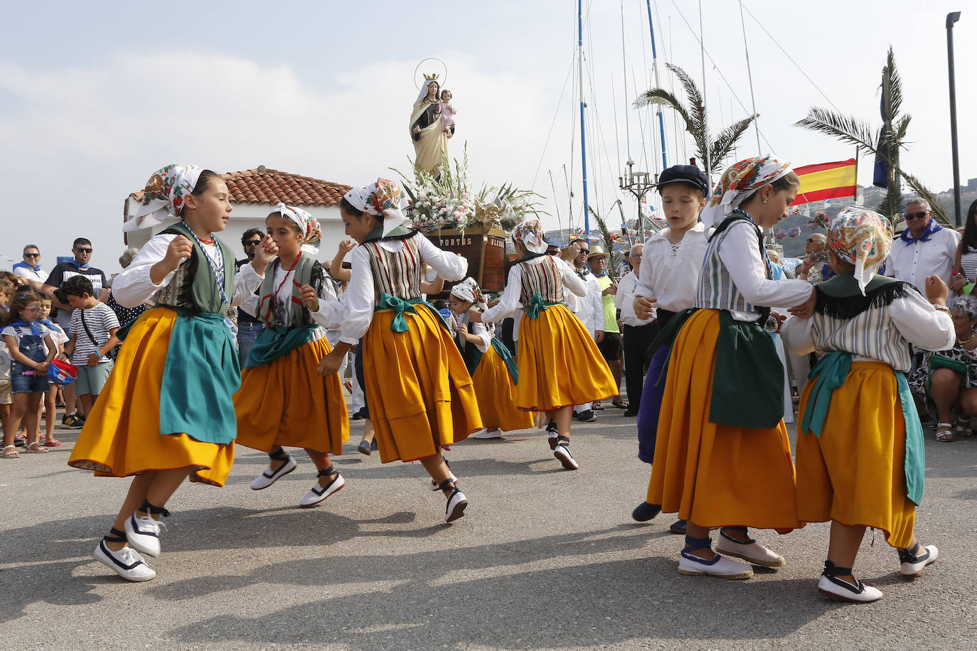 Suances vive con emoción la salida de su patrona al mar