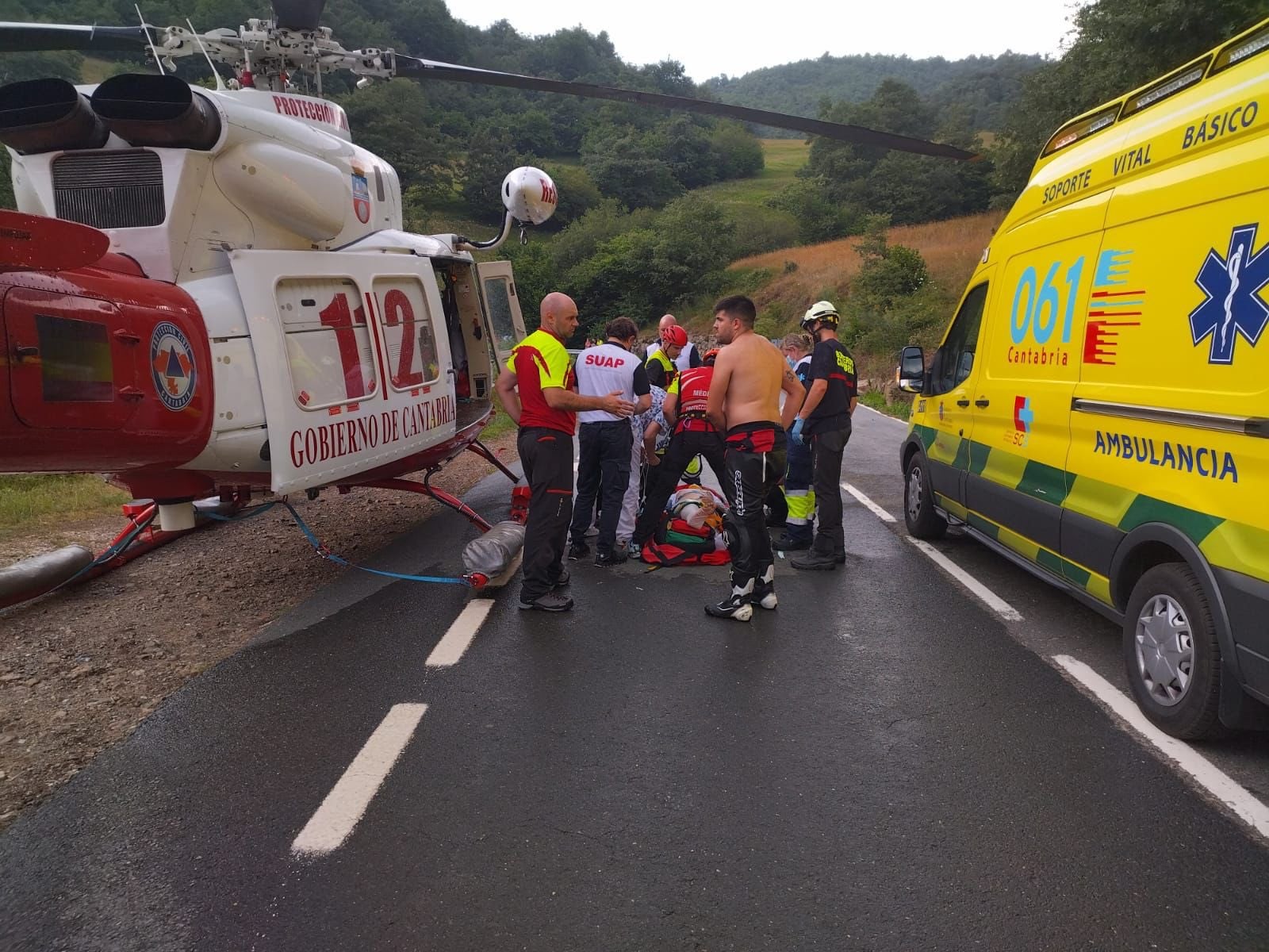 El helicóptero asiste a un motorista accidentado en la N-621 en Vega de Liébana