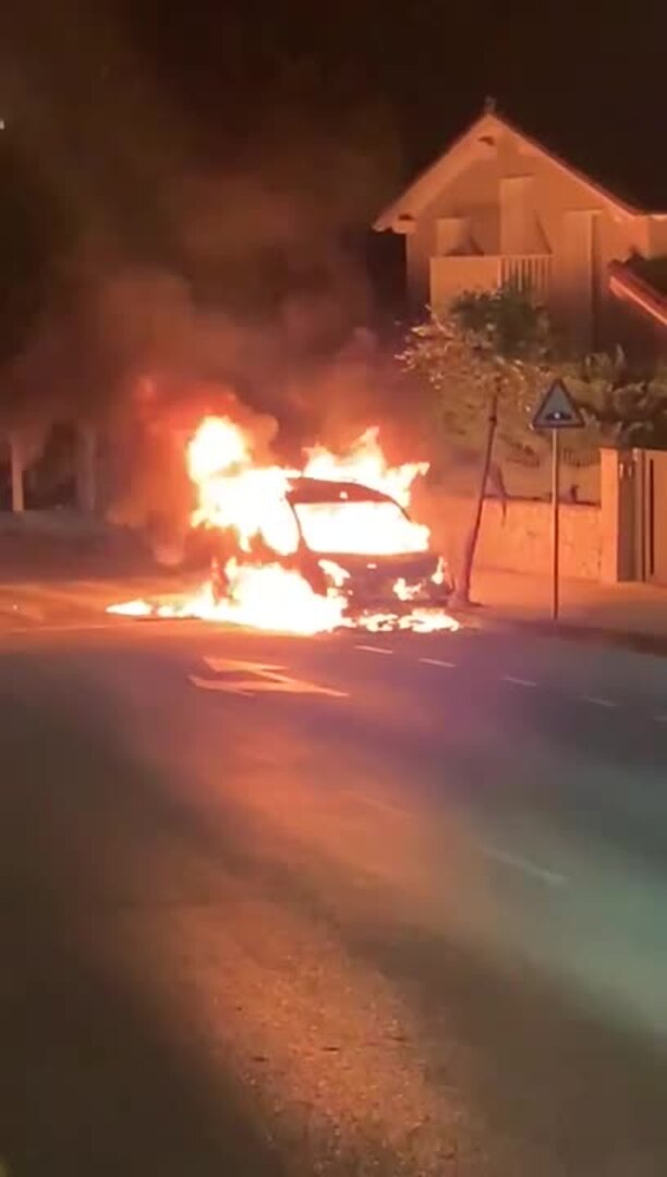 Dos coches afectados por un incendio en Somo