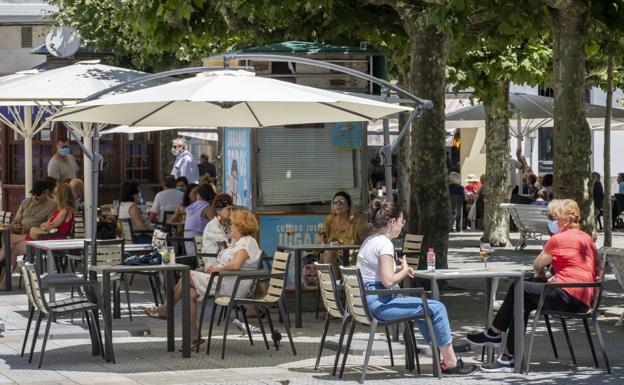 Los hosteleros de Santoña, en contra de la nueva y «restrictiva» ordenanza de terrazas