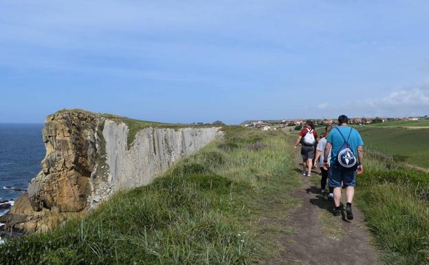 Rutas de senderismo guiadas por la Costa Quebrada: desde Cerrias, hasta la Arnía, pasando por Portio