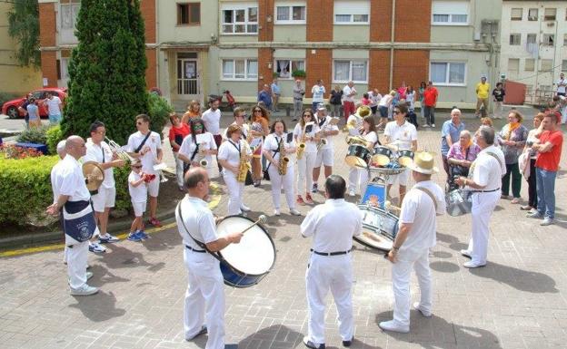 El Barrio de Santa Ana de El Astillero recupera sus fiestas después de tres años